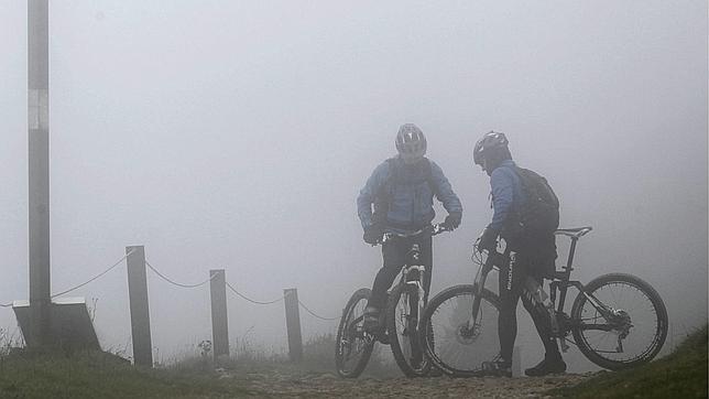 La lluvia, el viento y la niebla amenazan el comienzo del puente de la Constitución