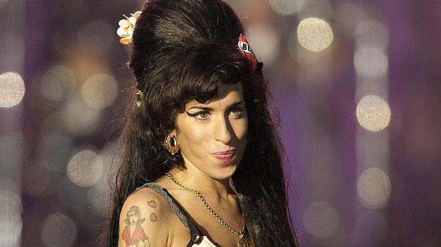 Amy Winehouse, más gata que leona, camina hacia la luz en «Hidden Treasures»
