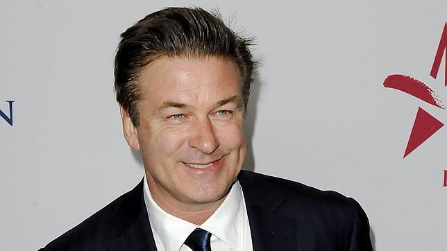 Alec Baldwin se queda fuera de un vuelo por jugar con un juego del teléfono