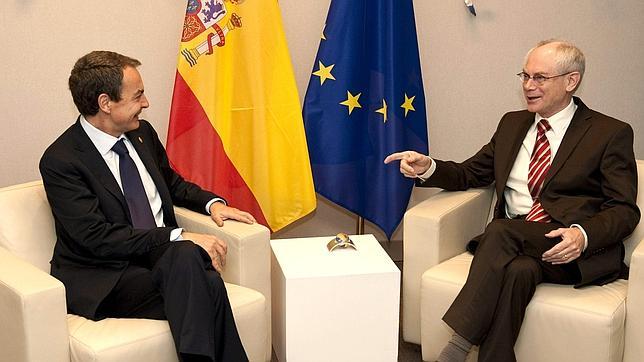 Zapatero se despide de Van Rompuy en un breve encuentro antes de la cumbre