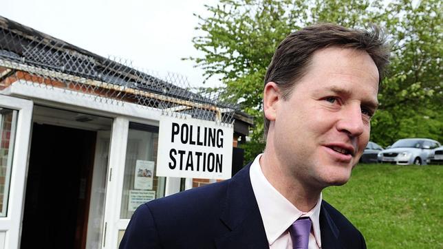 Clegg se declara «amargamente decepcionado» con Cameron