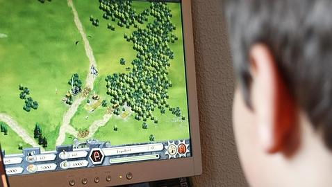 Jugar 15 minutos a un videojuego puede causar miopía en niños