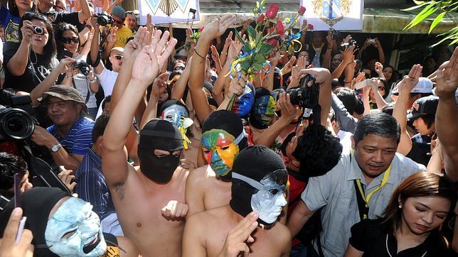 Treinta universitarios filipinos denuncian la suciedad de los ríos desnudos