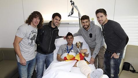 David Villa recibe en el hospital la copa del Mundial de clubes