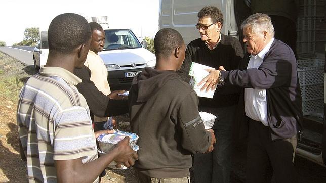 Un empresario regala la cena de Nochebuena a inmigrantes de Lepe