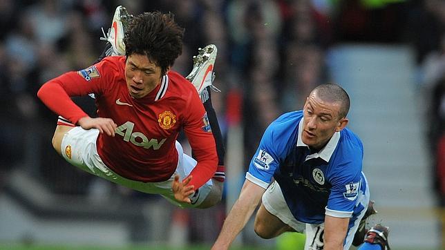 El Manchester United alcanza al City con Berbatov al mando