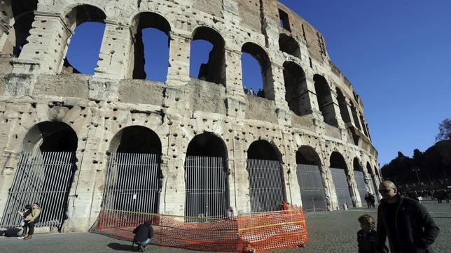 Se desprende un fragmento del Coliseo