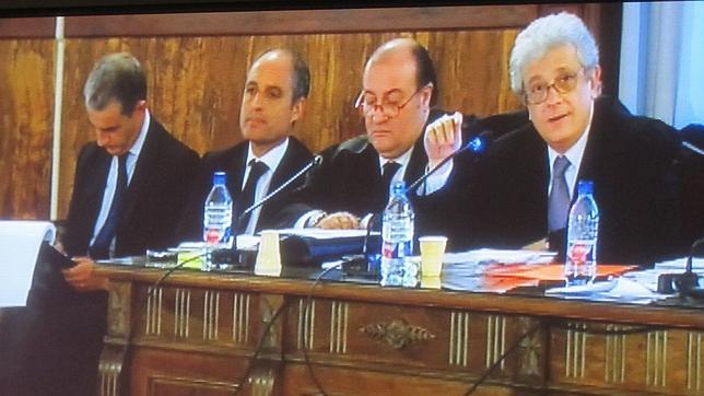 El juez cambia de sitio a Camps y Costa tras pedirles que guarden silencio