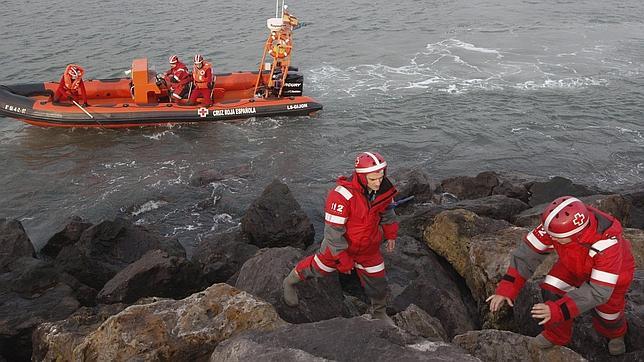 El niño que cayó al mar en Gijón continúa desaparecido