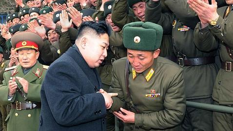 Kim Jong-Un pasa revista por primera vez a las tropas como «líder supremo» norcoreano