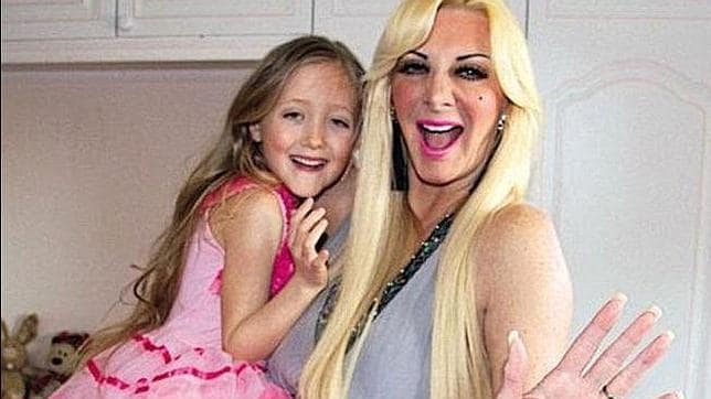 Sarah Burge, la Barbie humana, regala a su hija de siete años una liposucción por Navidad