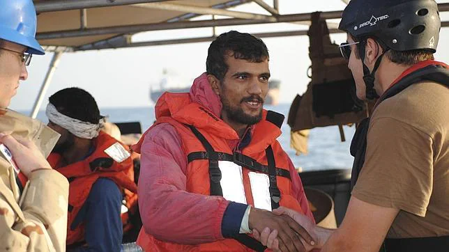 Un barco estadounidense rescata a seis marineros iraníes en el Golfo Arábigo