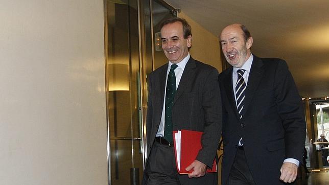 El doble rasero de Rubalcaba: «No es lo mismo un director que un expresidente»