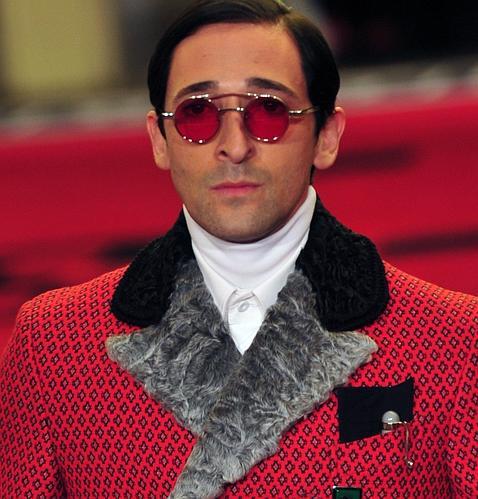 Adrien Brody desfila para Prada