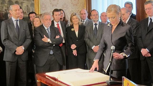 Cifuentes promete su cargo y garantiza el «cumplimiento de la ley» en Madrid