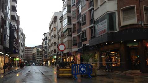 La calle Carretería seguirá cortada al tráfico «sine die» para «atraer turismo»