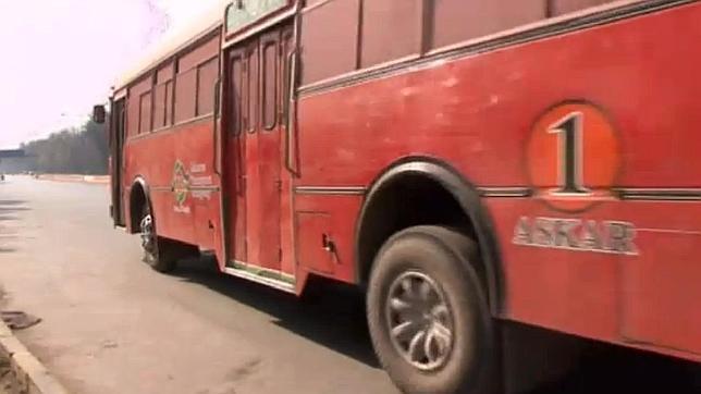 Autobuses rosas contra el acoso sexual en Pakistán