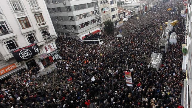 Miles de turcos exigen «justicia» por el asesinato del periodista Dink cinco años después del crimen