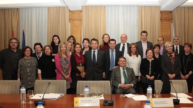 La ministra de Sanidad garantiza a los laboratorios un marco estable