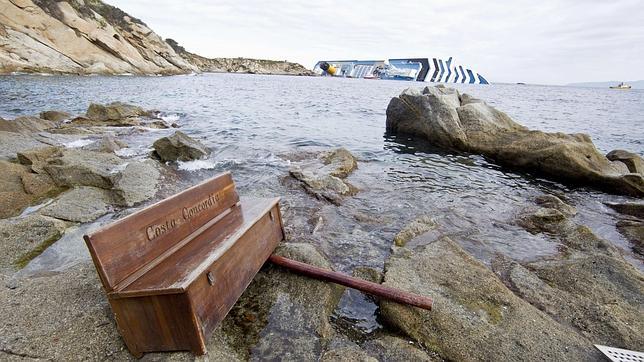 Costa Cruceros suspende al capitán del crucero naufragado y se presente como «parte ofendida»