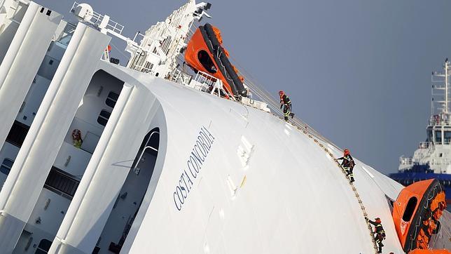 Los buzos reanudan la búsqueda de los desaparecidos del crucero