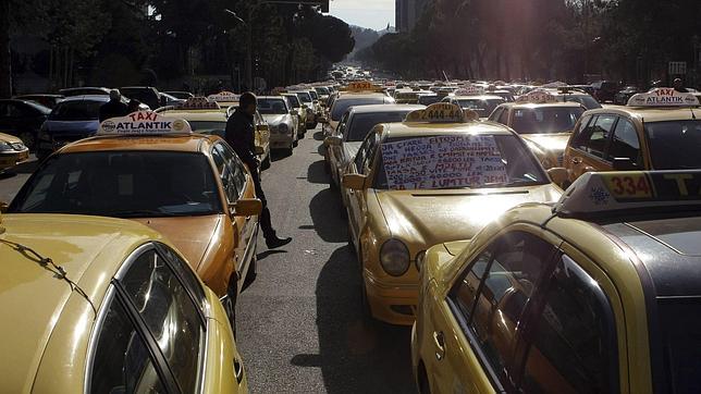 Camioneros y taxistas paralizan Italia en protesta por las medidas contra la crisis