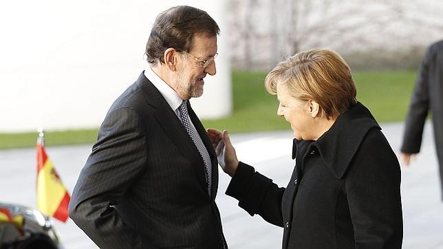 Merkel, de Sáenz de Santamaría: «Es una chica muy lista y capaz»