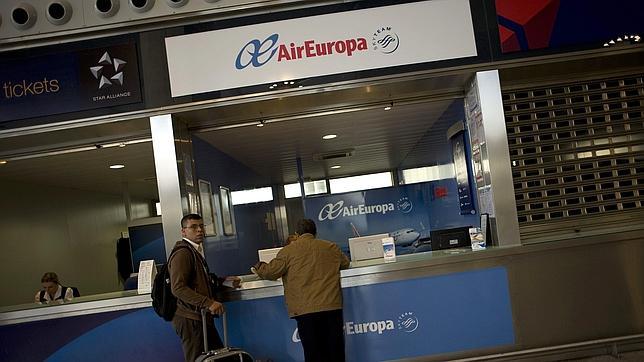Vueling y Air Europa buscan trabajadores extra por si Spanair se queda en tierra