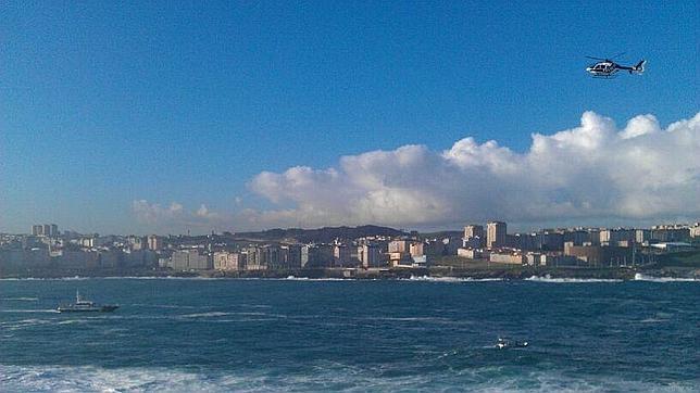Uno de los jóvenes que se bañaba en la playa de La Coruña, rescatado con hipotermia