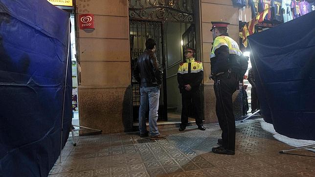 Los Mossos hallan tres cadáveres en un piso de Barcelona