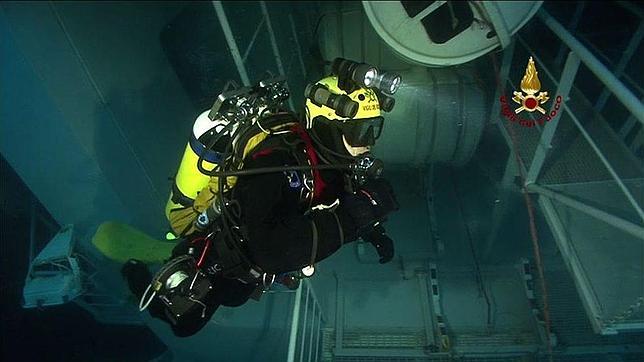 Finalizada por falta de seguridad la búsqueda de desaparecidos bajo el «Costa Concordia»