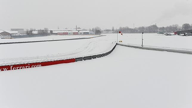 La nieve complica las primeras vueltas del Ferrari de 2012