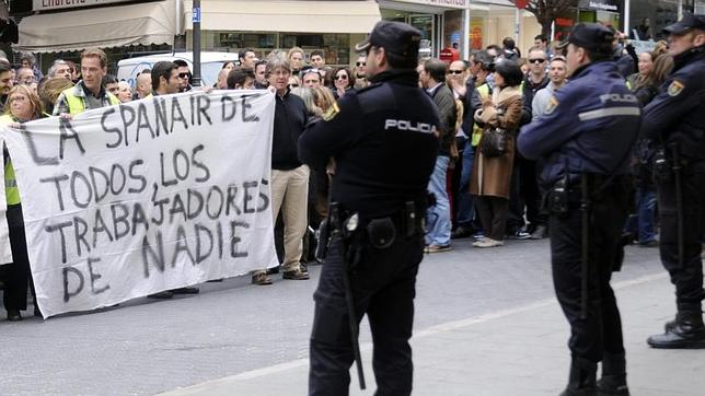 Los trabajadores de Spanair se concentran este jueves ante el Ministerio de Fomento