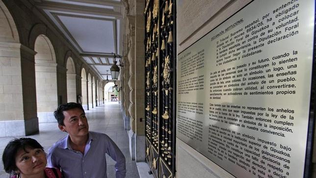 El Gobierno impugna el acuerdo de PNV y Bildu contra la bandera