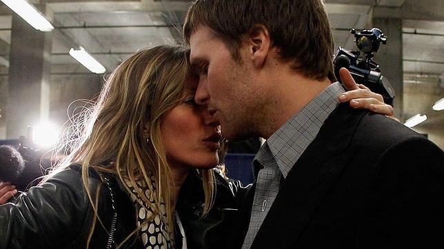 Gisele Bundchen consuela a su marido, Tom Brady, tras perder la Super Bowl