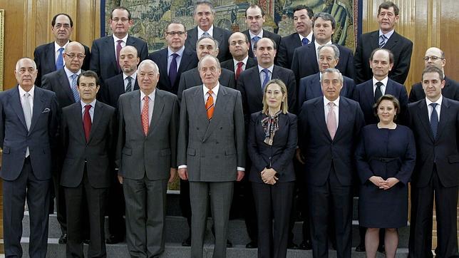 El Rey, con los constructores del «AVE del desierto»