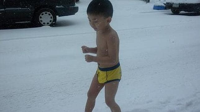 Un padre obliga a su hijo a correr semidesnudo bajo la nieve para «hacerle  más