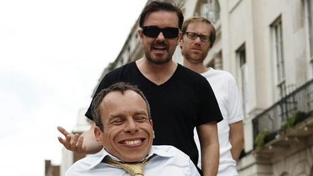 Ricky Gervais se ríe de un enano