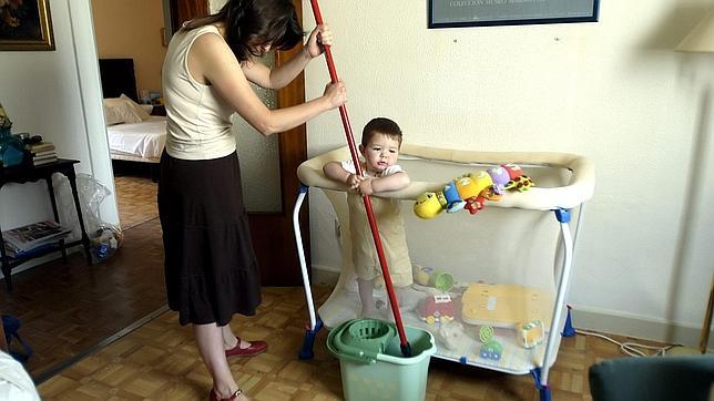 Las familias numerosas que contraten a empleados de hogar tendrán una bonificación del 45%