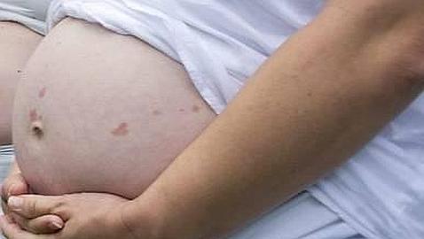 Un hombre se convierte en el primer británico en dar a luz