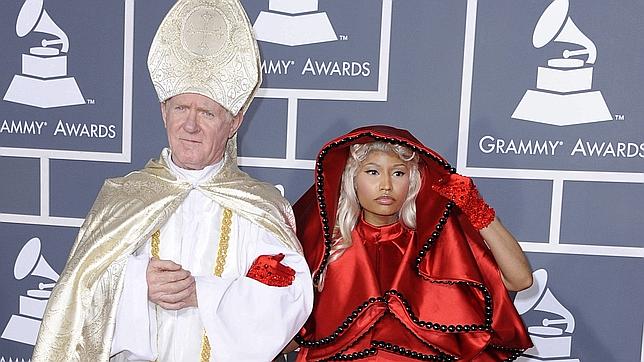 Un rey, un papa y un robot se pasean por la colorida alfombra