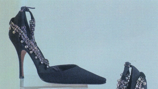 Zapatos de culto de Blahnik y de Ferragamo se exhiben en Barcelona