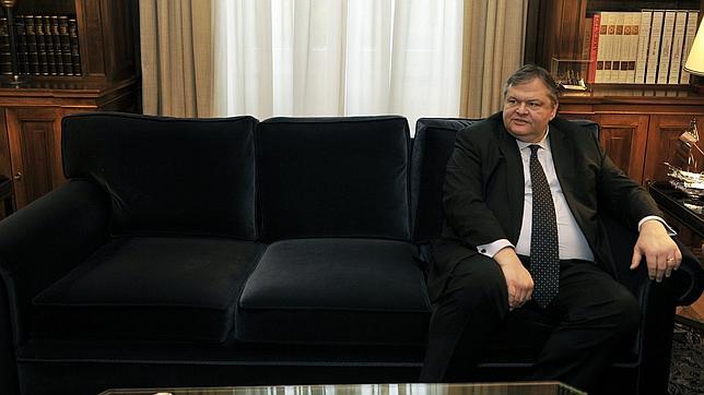 Grecia cumple con la UE recortando en Defensa y adelantando las rebajas de sueldos públicos