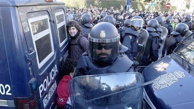 La Policía dice que ha usado la fuerza por la «agresividad» de los jóvenes