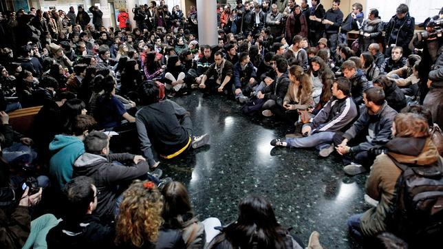 Los estudiantes amenazan con «continuar quemando las calles de Valencia»