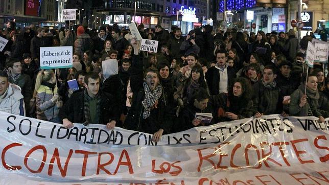 Cortes de tráfico y lanzamiento de objetos contra la sede del PP en Madrid