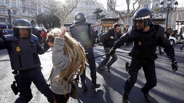 Interior culpa a «radicales» de los incidentes en Valencia aunque admite que pudo haber algún «exceso» policial