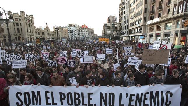 Miles de personas marchan de nuevo a grito de «Somos el pueblo, no el enemigo»