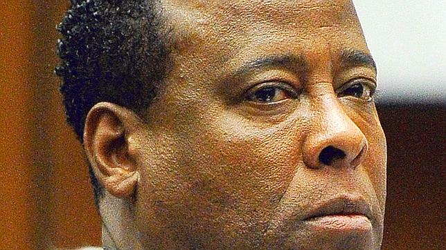 El juez rechaza liberar al médico de Michael Jackson