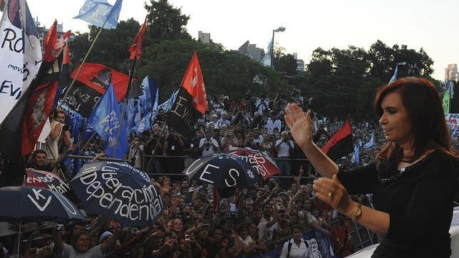 Cristina Fernández inicia el boicot a Reino Unido por la tensión con las Malvinas